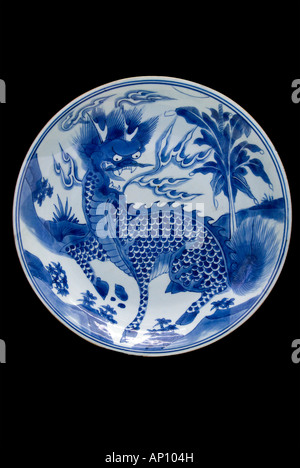 Plaque dragon mythique chinois bête féroce à l'échelle feu flamme souffle fang dents floral design bleu porcelaine d'exportation four famille g Banque D'Images