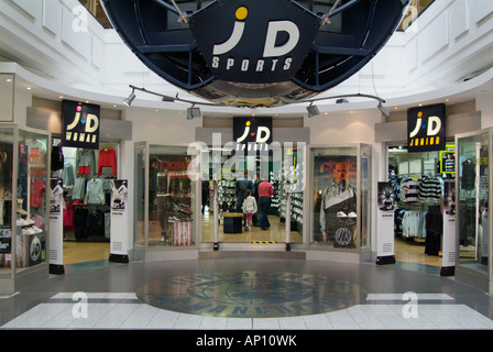 J D vetements de sport pantalons shirt manteau veste vente moderne tendance Manchester Arndale Centre commercial dans l affichage entranc clos Photo Stock Alamy