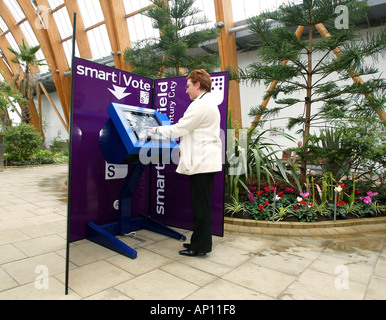 Femme à l'aide du système de vote en ligne, stand d'informations dans les jardins d'hiver Sheffield South Yorkshire Banque D'Images