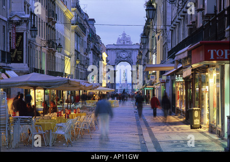 Rua Augusta mit Triumphbogen, suis Praça do Comércio, la Baixa, Portugal, Europa Banque D'Images