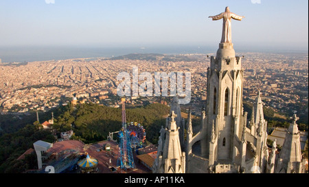 Vue aérienne de la statue du Christ sur le coeur saint Temple de Tibidabo et paysage panoramique de la ville de Barcelone en Catalogne, Espagne. Banque D'Images