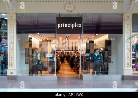 Principes chers dame femme robe chemisier femme casualskirt moderne, tendance pourvoirie vêtement vente Trafford Centre Manchester dis Banque D'Images