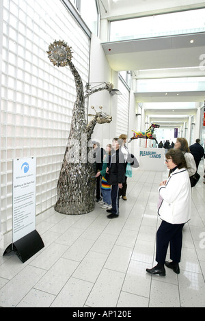 Les galeries Millennium à Sheffield avec sculpture par Johnny White appelé Barking up le bon arbre Banque D'Images