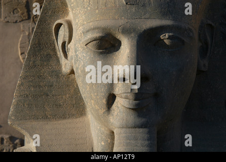 Colosses du pharaon Ramsès II devant le temple de Louxor à Louxor (Thèbes), l'Égypte. Banque D'Images