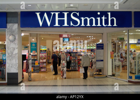 W H Smiths store fenêtre fournitures livre entrée détail Magazine Arndale Centre Manchester UK Royaume-Uni Angleterre/Europ Banque D'Images