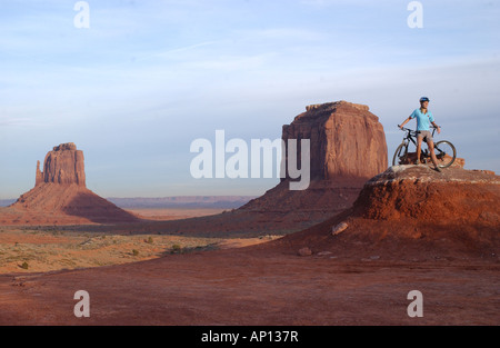 Une personne sur un VTT tour, Monument Valley, Arizona, USA Banque D'Images