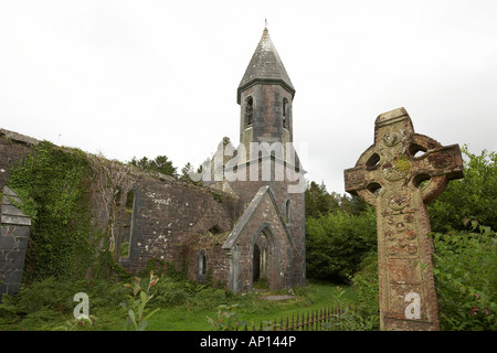 Croix celtique dans l'enceinte de l'Église Toormakeady Lough Mask dans le comté de Mayo en Irlande Banque D'Images