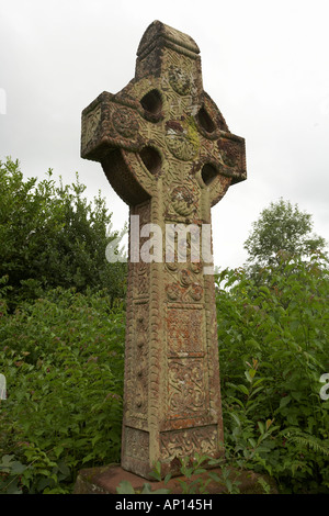 Croix celtique dans l'enceinte de l'Église Toormakeady Lough Mask dans le comté de Mayo en Irlande Banque D'Images