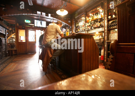 Clients dans le bar Quays Quay Street Galway le comté de Galway République d'Irlande Banque D'Images