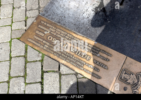 La plaque à côté de la sculpture d'Oscar Wilde le comté de Galway Galway Irlande Banque D'Images