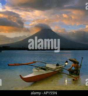 Les pêcheurs, du volcan Mayon près de Legazpi City, Legazpi, l'île de Luzon, Philippines Banque D'Images