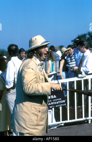 John McCririck pundit courses de plat à l'âge de 53 ans à côté les bookmakers' rails dans l'anneau de pari à l'hippodrome Sandown Park, Surrey, UK Banque D'Images