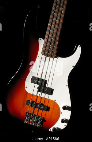 Fender Squier Jazz Bass corps, 4, 2 cordes sunburst, touche palissandre, pickguard blanc Banque D'Images