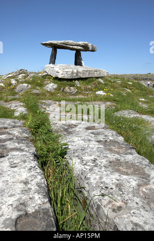 Dolmen de Poulnabrone portal ou tombe le Burren à l'ouest de l'Irlande datant de la période néolithique, probablement entre 4200 et 290 av. J.-C.-B. Banque D'Images