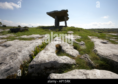 Dolmen de Poulnabrone portal ou tombe le Burren à l'ouest de l'Irlande datant de la période néolithique, probablement entre 4200 et 290 av. J.-C.-B. Banque D'Images