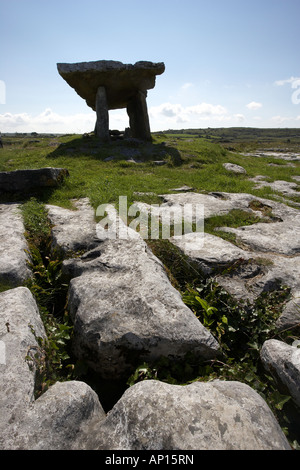 Dolmen de Poulnabrone portal ou tombe le Burren à l'ouest de l'Irlande datant de la période néolithique, probablement entre 4200 et 290 av. J.-C.-B. Banque D'Images