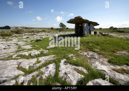 Dolmen de Poulnabrone portal ou tombe le Burren à l'ouest de l'Irlande datant de la période néolithique, probablement entre 4200 et 290 av. J.-C.-B. Banque D'Images