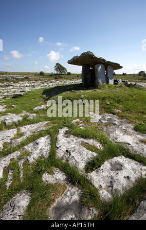 Dolmen de Poulnabrone portal ou tombe le Burren à l'ouest de l'Irlande datant de la période néolithique, probablement entre 4200 et 290 av. J.-C.-B. Banque D'Images