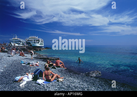 Les gens sur une plage, bateau à l'arrière-plan, Agia Roumeli, Gorges de Samaria, Crète, Grèce Banque D'Images