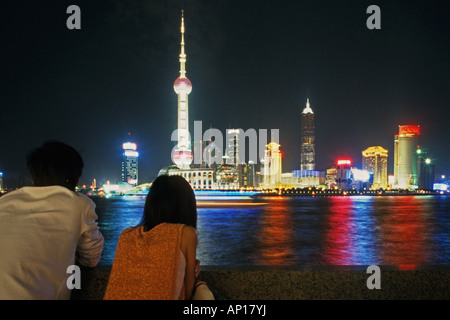 Coupld donnant sur les toits de Shanghai sur la rivière Huangpu, Shanghai, Chine Banque D'Images