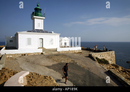 Mange cykler eller løber op til på toppen af den fyrtårnet granitø røde ud pour byen Île Rousse le 08 2007 Banque D'Images