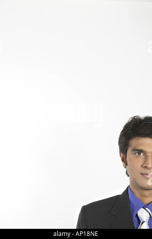 ANG200018 Profil du visage souriant portant des vêtements formels Banque D'Images