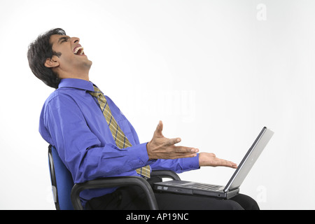 ANG200151 reposant sur un président exécutif holding laptop sur son tour de rire heureux modèle libération No 687M Banque D'Images