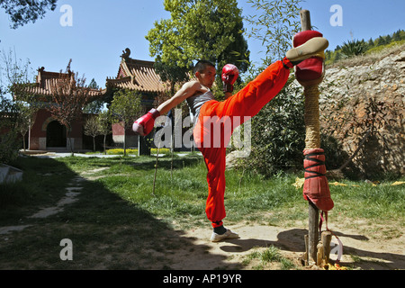 Étudiants de Kung Fu kick boxing training, Song Shan, province de Henan, Chine, Asie Banque D'Images