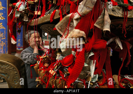 Serrures et rubans rouges sont données pour la longue vie, santé et prospérité, Temple Cloud Azure, Tai Shan, province de Shandong, Taishan, Mo Banque D'Images