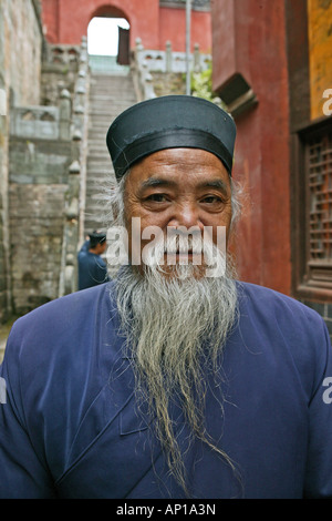 Personnes âgées moine taoïste barbu, Village de Wudang Shan, le Mont Wudang, montagne taoïste, province de Hubei, herita culturel de l'UNESCO Banque D'Images