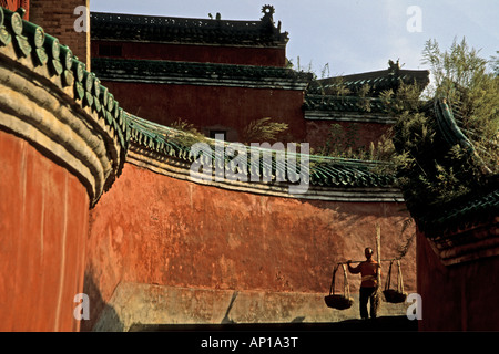 Murs rouges et porter, Blue hall, Zi Xiao Gong Wudang, Shan, la montagne taoïste, province de Hubei, Wudangshan, le Mont Wudang, Banque D'Images