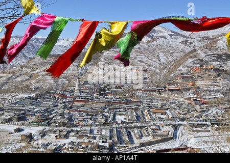 Drapeaux de prière Tibetains, vue au-dessus de la ville de Taihuai et Wutai Shan en hiver, Le Mont Wutai, province de Shanxi, Chine Banque D'Images