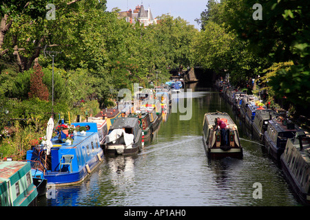 Péniches barges à la petite Venise de Londres sur le Regents Canal. Banque D'Images