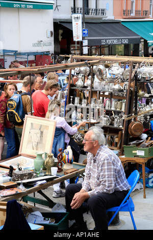 Shopping dans le marché de Portobello Road à Londres Banque D'Images