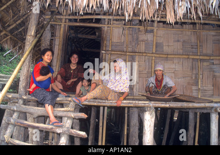 L'extérieur de leur ménage tribal Apatani longue maison de bambou qui est le foyer de plusieurs groupes familiaux Banque D'Images