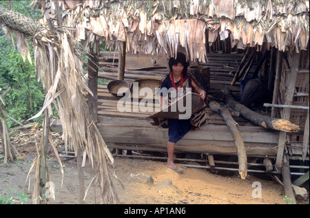 L'extérieur de leur ménage tribal Apatani longue maison de bambou qui est le foyer de plusieurs groupes familiaux Banque D'Images