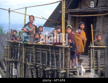 L'extérieur de leur ménage tribal Apatani longue maison de bambou qui est le foyer de plusieurs groupes familiaux Banque D'Images