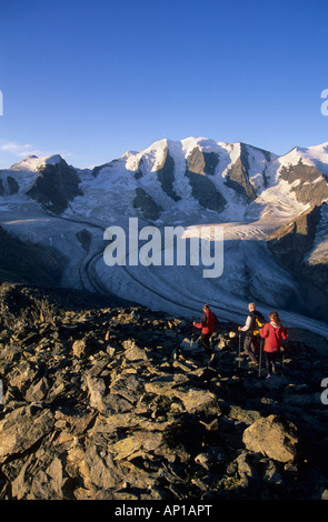 3 mountaineerers en ordre décroissant de sommet de Munt Pers avec vue sur le Piz Palue et glacier de Pers, Pontresina, Saint-Moritz, Ber Banque D'Images