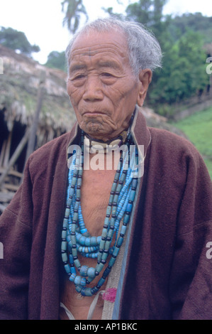 La tribu Adi mignon en Arunachal Pradesh, N.E. L'Inde, traditionnellement porter des colliers turquoise spectaculaire Banque D'Images