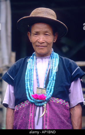 La tribu Adi mignon en Arunachal Pradesh, N.E. L'Inde, traditionnellement porter des colliers turquoise spectaculaire Banque D'Images