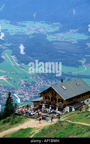 Hut Hochgernhaus avec les randonneurs se reposant sur la terrasse, Chiemgau, Haute-Bavière, Bavière, Allemagne Banque D'Images