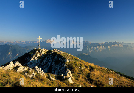 Croix sur le sommet de Zwiesel avec vue sur plage de Berchtesgaden, Chiemgau, Haute-Bavière, Bavière, Allemagne Banque D'Images