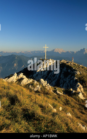 Randonneur à croix sur sommet de Zwiesel avec vue sur plage de Berchtesgaden, Chiemgau, Haute-Bavière, Bavière, Allemagne Banque D'Images