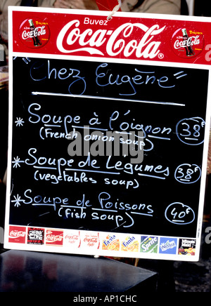 Café Français menu sur tableau noir surmonté par coca cola,soupe a l'oignon,coca cola Banque D'Images