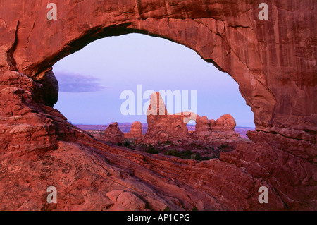 Voir à travers les fenêtres du nord vers Torrests Arch, Arches National Park, Utah, USA Banque D'Images