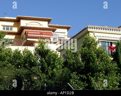 Développement du logement moderne typique sur le bord de la campagne ouverte Torrequebrada Benalmádena Costa del Sol Espagne Banque D'Images