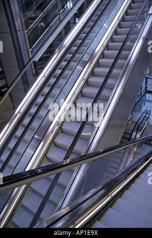 Escaliers mécaniques en action Banque D'Images
