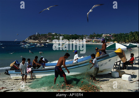 Le nettoyage des pêcheurs des filets de pêche, Municipial Playa, Puerto Escondido, Oaxaca, Mexique, Amérique Latine Banque D'Images