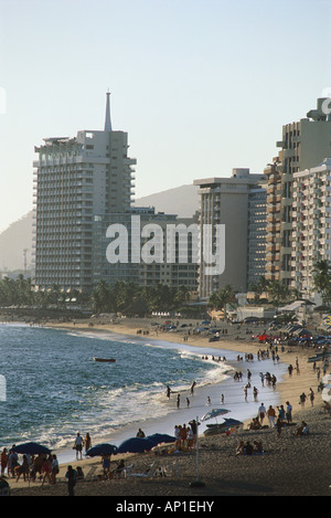 La plage de Playa Icacos, les tours d'habitation en arrière-plan, Acapulco, Mexique, Amérique Latine Banque D'Images