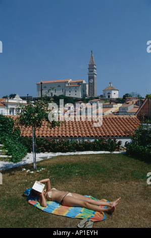 Femme de soleil à Hotel Tarrini, Piran, Slovénie Banque D'Images